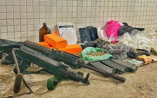 PM apreende dois fuzis e drogas no Engenho Velho da Federação