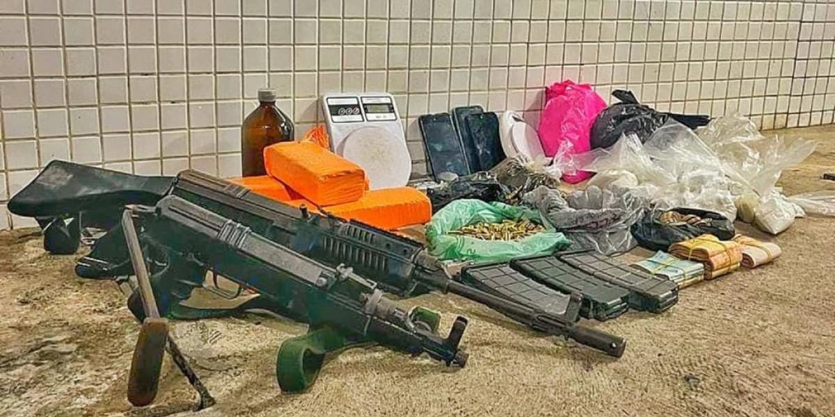 PM apreende dois fuzis e drogas no Engenho Velho da Federação