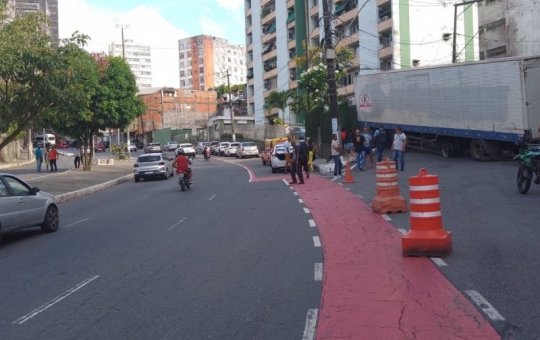 Caminhão quebrado segue bloqueando Ladeira do Salete