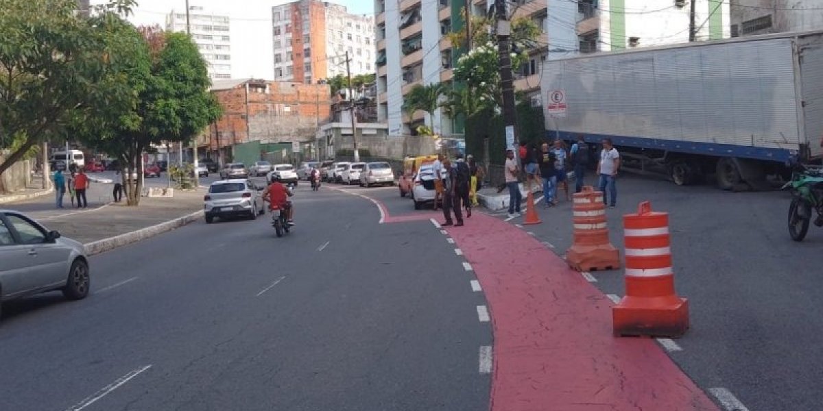 Caminhão quebrado segue bloqueando Ladeira do Salete