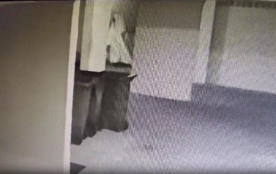 Homem enrolado em lençol furta bicicleta em condomínio de Salvador