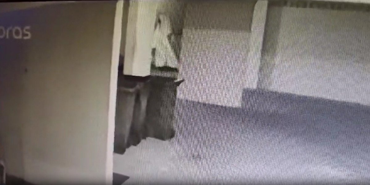 Homem enrolado em lençol furta bicicleta em condomínio de Salvador