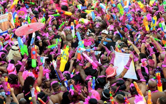 Agora é lei: pistolas de água estão proibidas no Carnaval de Salvador