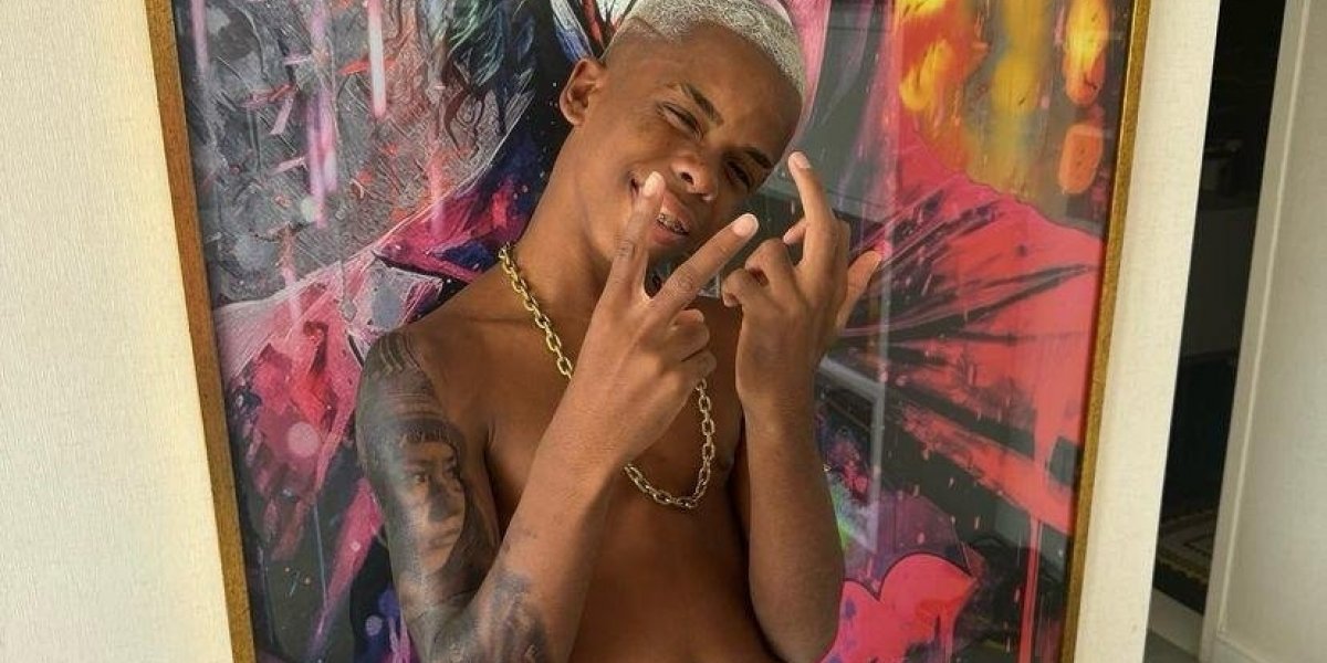 Após término, Boca de 09 faz tatuagem