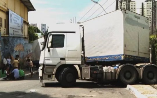 Carreta que quebrou e deixou rua bloqueada por três dias é removida