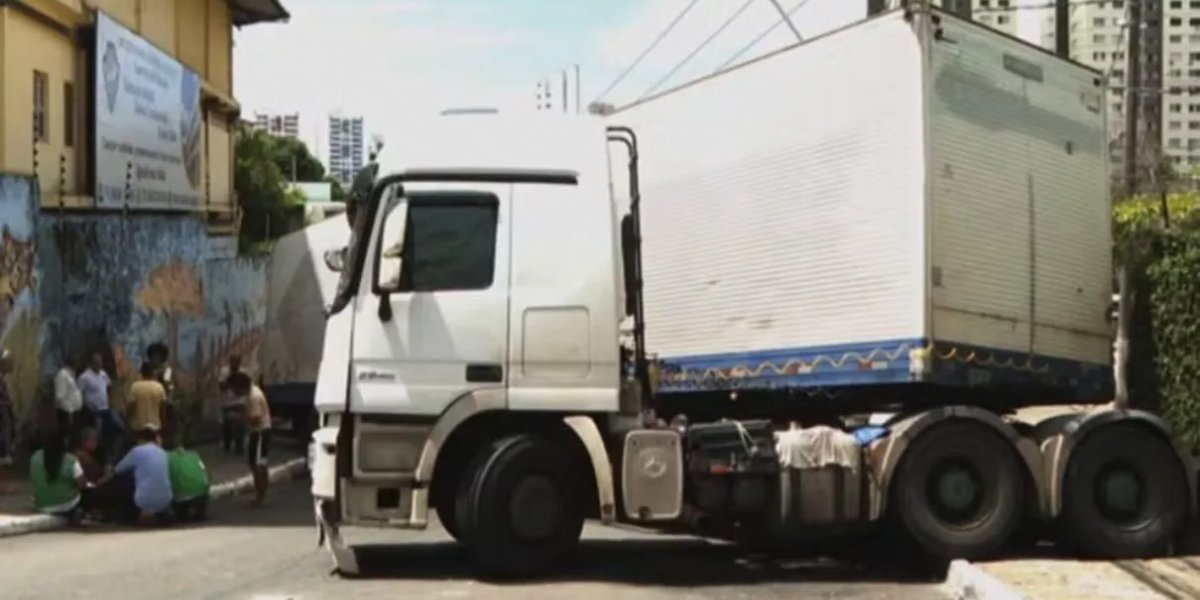 Carreta que quebrou e deixou rua bloqueada por três dias é removida