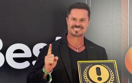 Indiciado por tráfico de drogas, Renato Cariani ganha prêmio de maior influencer