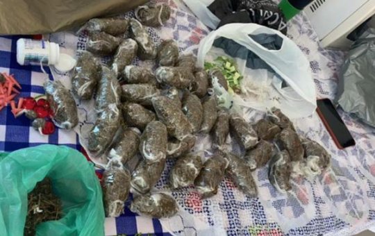 Polícia prende homem com drogas na Travessa Basílio de Magalhães, em Salvador