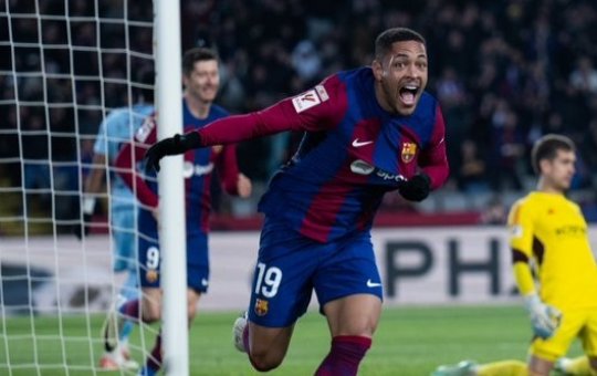 Vitor Roque marca primeiro gol pelo Barcelona