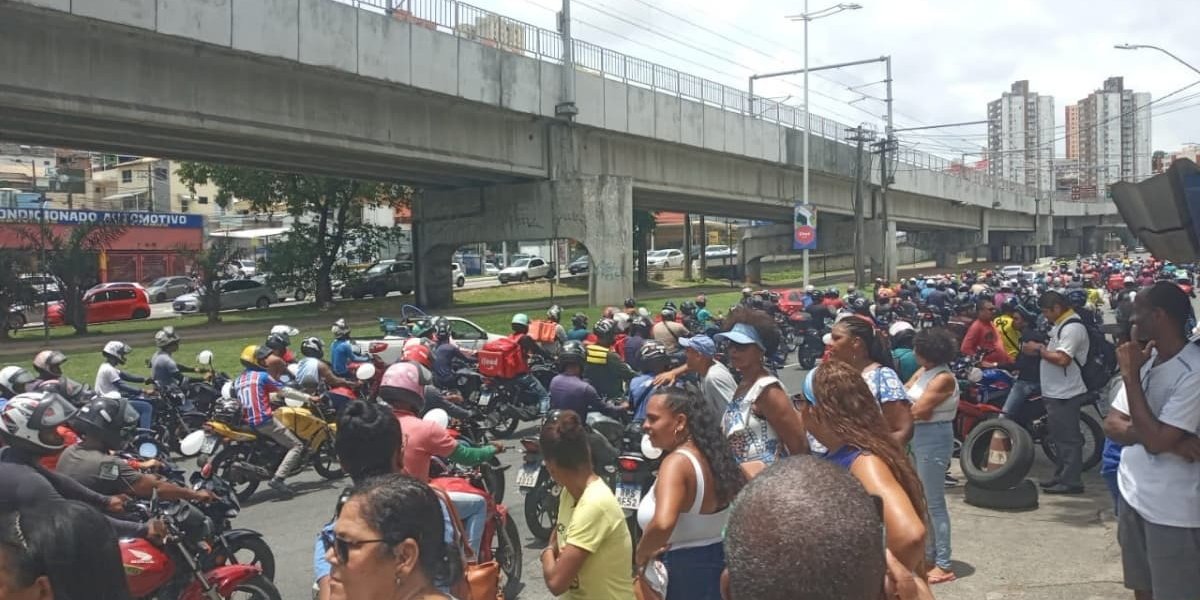 Protesto de motociclistas bloqueia trânsito na Avenida Ogunjá