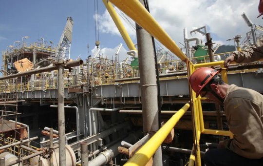 Produção média de petróleo e gás bate recorde em 2023, informa ANP