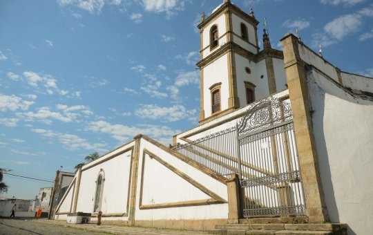 Brasil tem mais estabelecimentos religiosos que escolas e hospitais