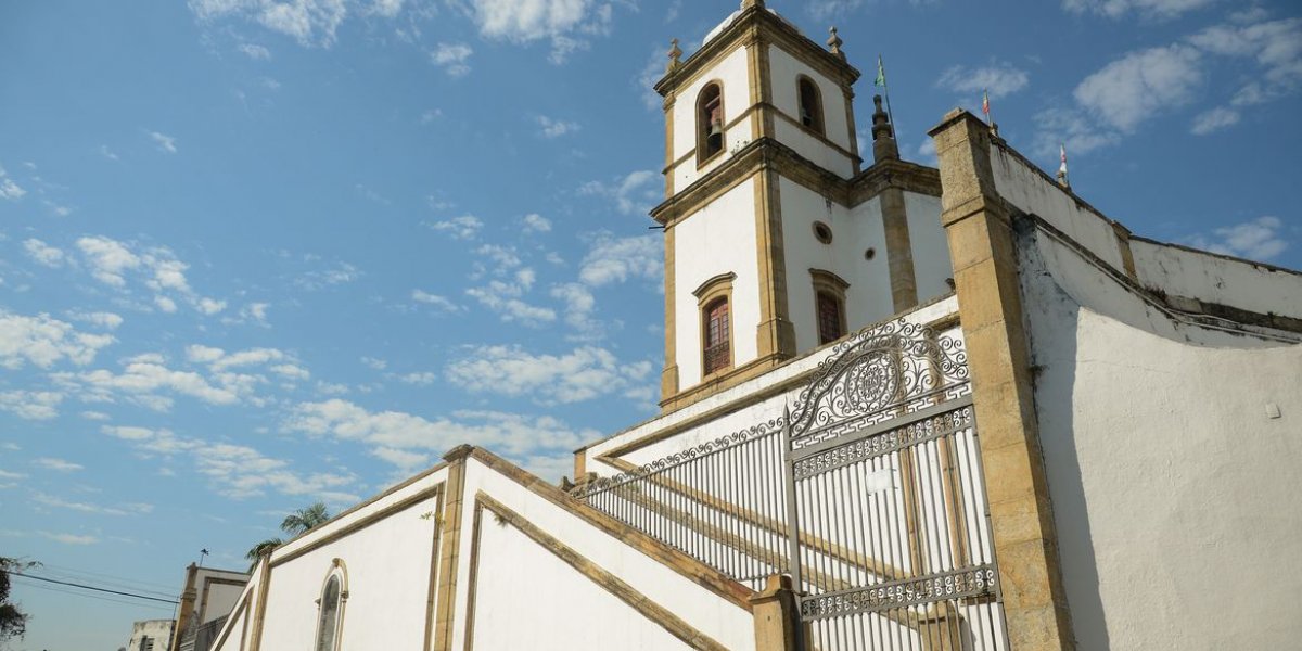 Brasil tem mais estabelecimentos religiosos que escolas e hospitais