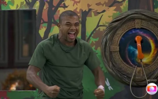 BBB 24: Davi atende o BIG Fone e distribui nove pulseiras vermelhas