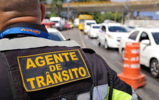 Dois veículos colidem no bairro de Cosme de Farias em Salvador