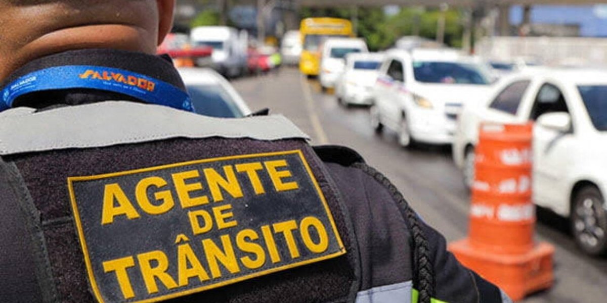 Dois veículos colidem no bairro de Cosme de Farias em Salvador