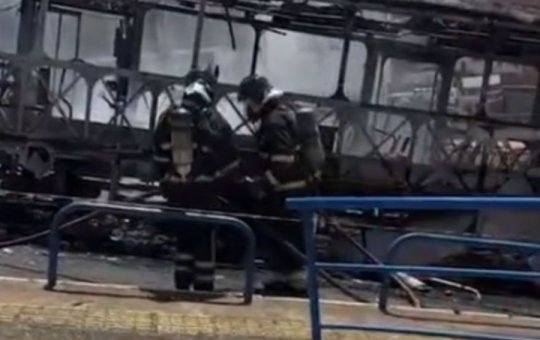 Ônibus pega fogo enquanto transportava passageiros em Salvador