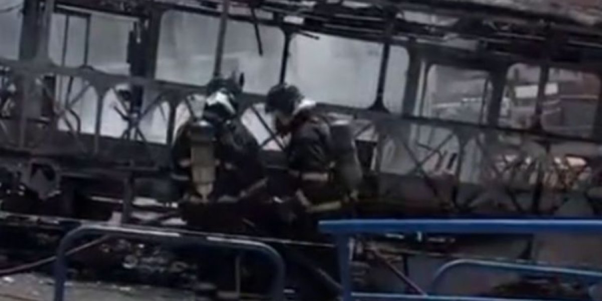 Ônibus pega fogo enquanto transportava passageiros em Salvador