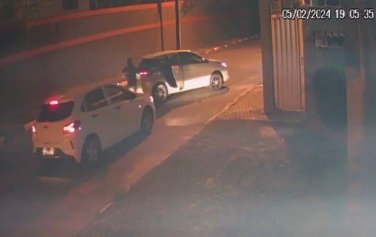 Empresária tem carro roubado em Lauro de Freitas e câmera de segurança registra