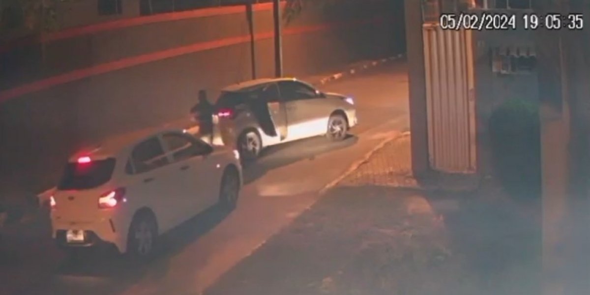 Empresária tem carro roubado em Lauro de Freitas e câmera de segurança registra