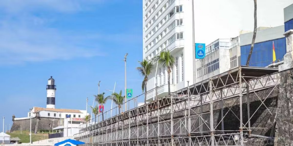 Varela Net Folia: Passarela para ambulantes é liberada pelos Bombeiros