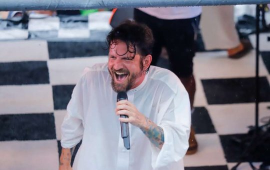 Mesmo com chuva, Saulo arrasta multidão no Circuito Osmar