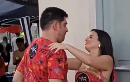 Marcelo Adnet é visto aos beijos com outra mulher no Carnaval do Rio de Janeiro