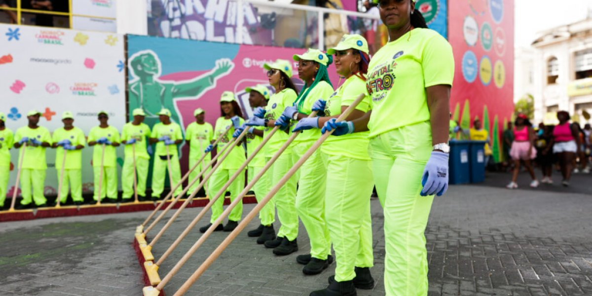 Agentes da Limpurb entram em ação com bloco da limpeza no Carnaval de Salvador