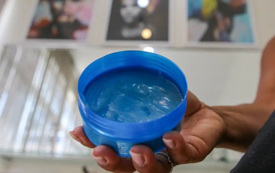 Saúde e Anvisa reforçam alerta sobre uso de pomada capilar no carnaval