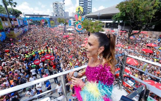 Ivete Sangalo volta ao Campo Grande, recebe prêmio e curte no meio do povo