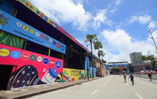 É dado início à desmontagem dos camarotes do Carnaval de Salvador