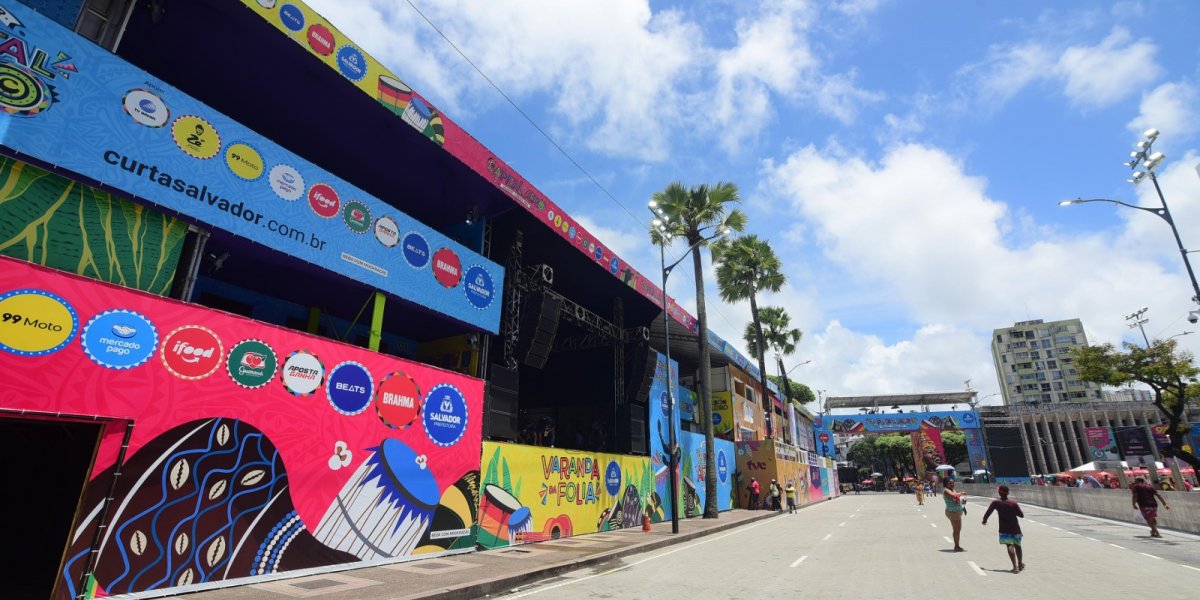 É dado início à desmontagem dos camarotes do Carnaval de Salvador