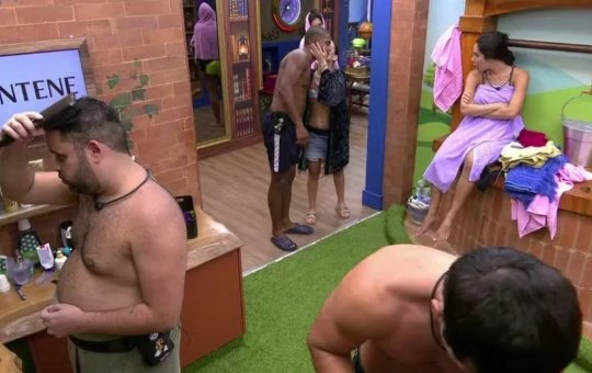 BBB 24: Davi ganha beijo de Wanessa na bochecha após pedido do baiano