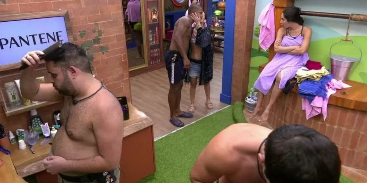 BBB 24: Davi ganha beijo de Wanessa na bochecha após pedido do baiano