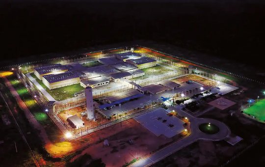 Helicópteros, drones e 300 policiais atuam na busca por fugitivos