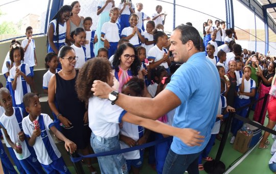 Prefeitura entrega 1ª escola municipal com piscina semiolímpica