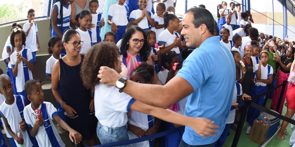 Prefeitura entrega 1ª escola municipal com piscina semiolímpica
