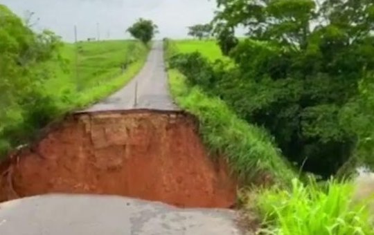 Cratera abre na BA-513 após fortes chuvas