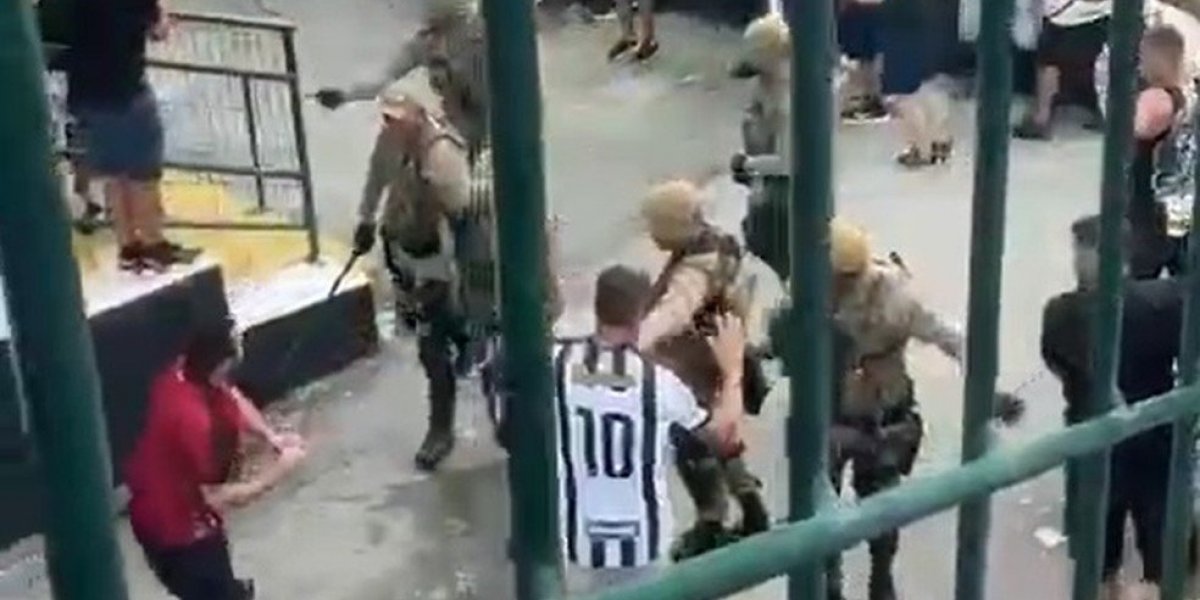 Chocante: Torcedor perde parte do dedo em confusão dentro do estádio