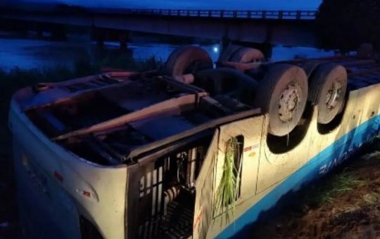 Cinco pessoas morrem após ônibus tombar no sudoeste do estado