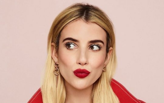 Atriz Emma Roberts vive romance com ator brasileiro; saiba quem é