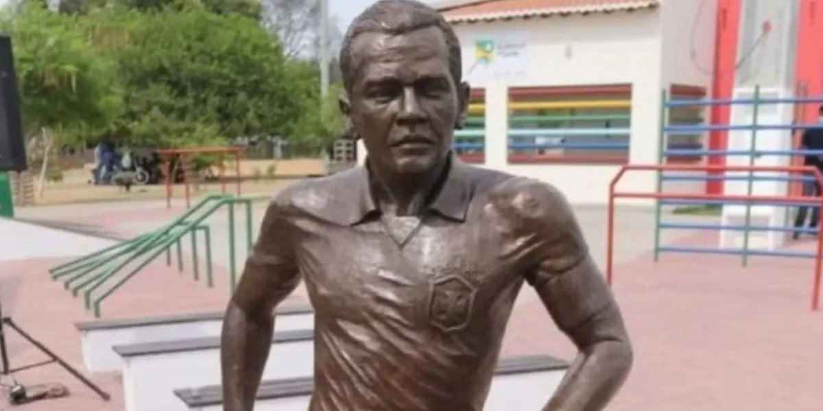 Moradores de Juazeiro pedem retirada da estátua de Daniel Alves