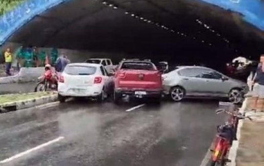 Acidente envolvendo três veículos no Túnel Américo Simas trava trânsito 