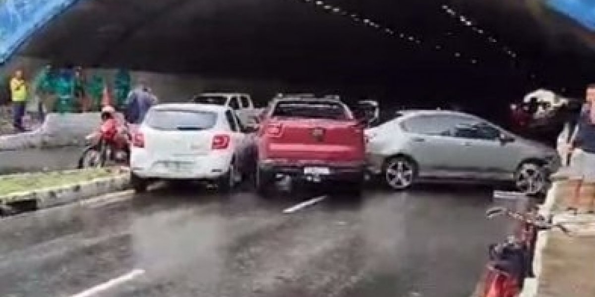 Acidente envolvendo três veículos no Túnel Américo Simas trava trânsito