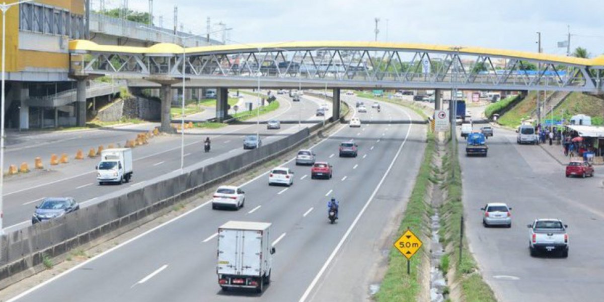 Passarela da BR-324 é interditada: saiba o motivo