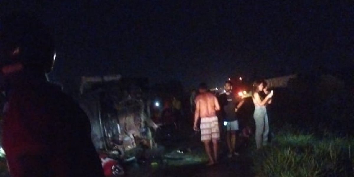 Duas pessoas são mortas em acidente envolvendo seis veículos no recôncavo baiano