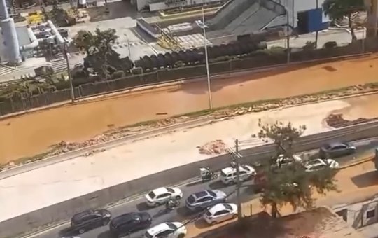 Rompimento de adutora causa congestionamento na região do Lucaia