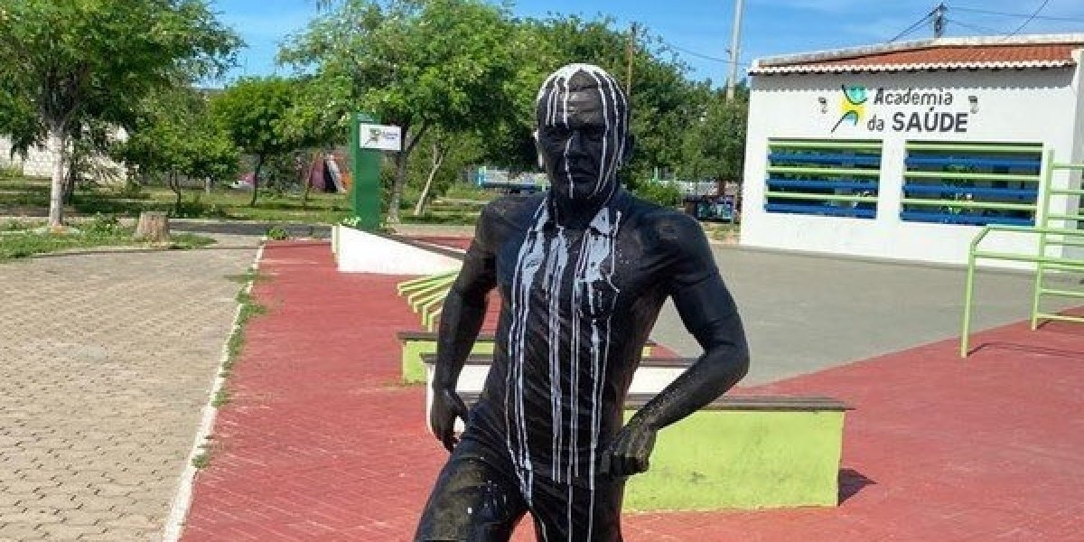 Estátua em homenagem a Daniel Alves volta a ser vandalizada em Juazeiro