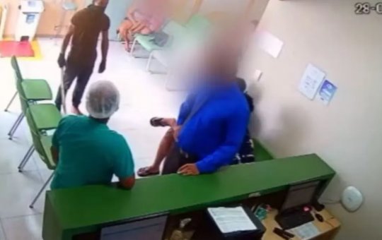 Homem invade hospital infantil com uma espada e agride segurança