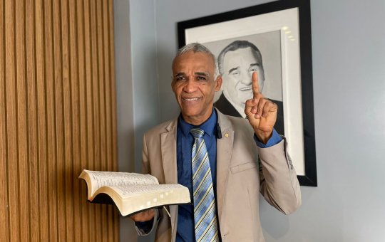 Pastor Sargento Isidório fala sobre ser 'ex-gay' e relata abuso sexual
